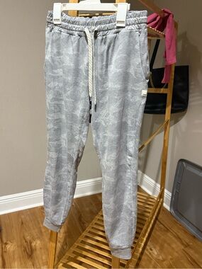 Vuori Camo Joggers, Size XS